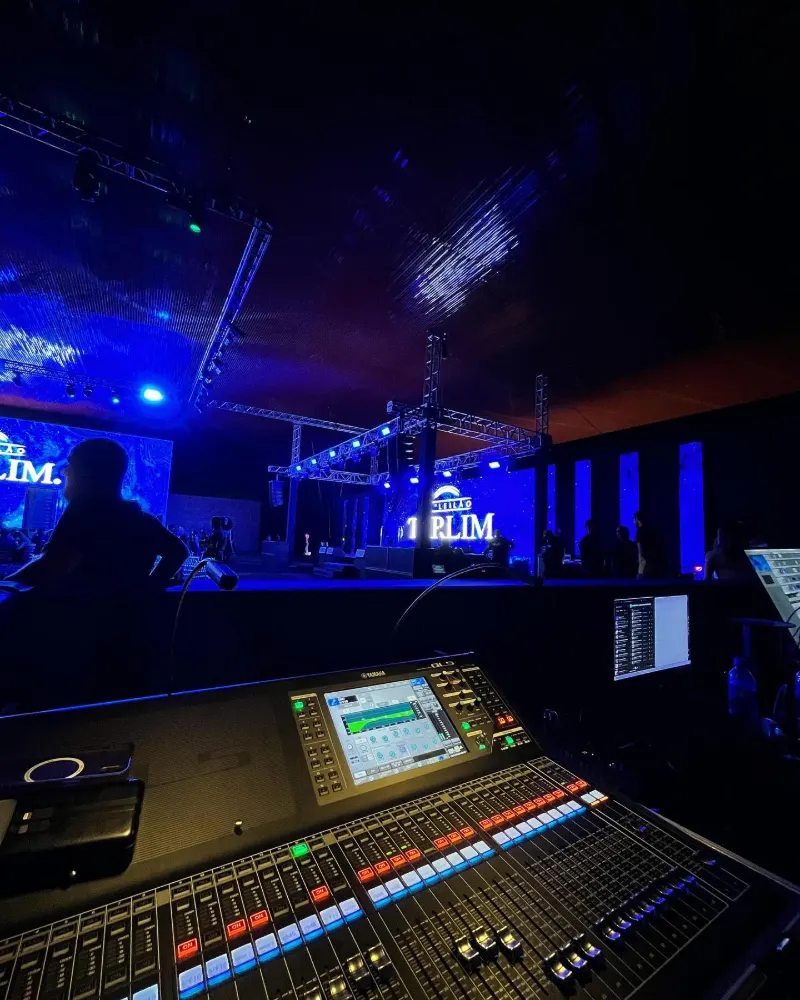 Mesa de som digital iluminada em azul na técnica de um evento