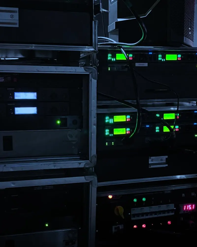 Rack com receptores de microfone sem fio de displays verdes