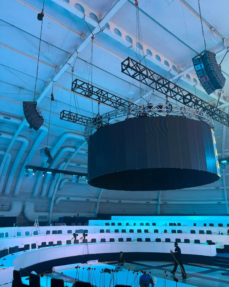 Line arrays LS Audio pendurados no teto do WTC São Paulo, ao lado de um telão de LED circular