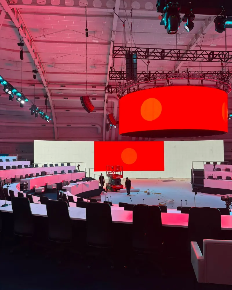 Plenário no WTC São Paulo com telões de LED em vermelho e line arrays suspensos