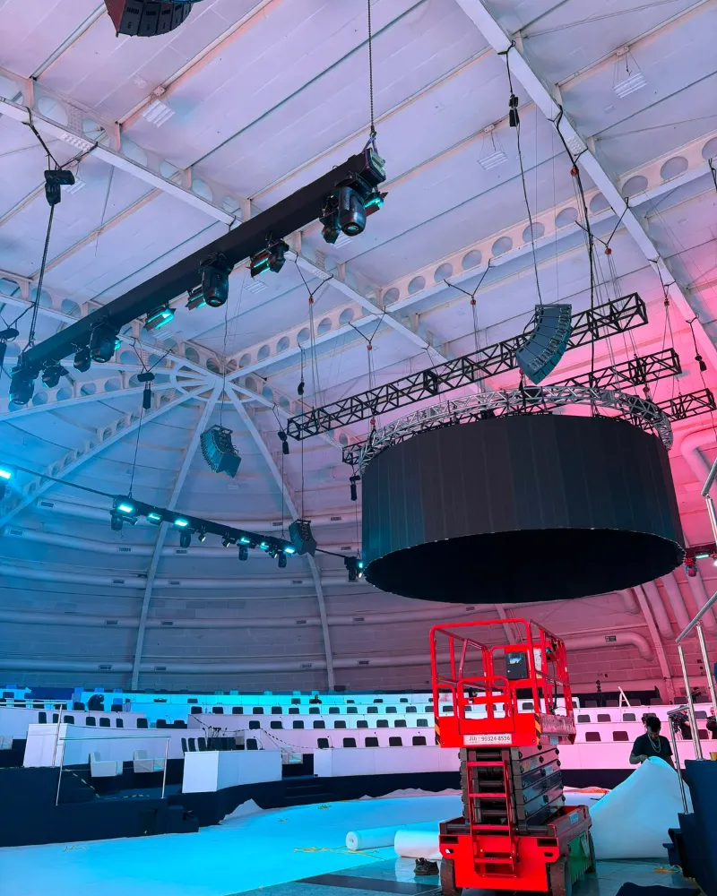 Teto do WTC São Paulo com varas de moving heads, line arrays e telão de LED circular durante a montagem